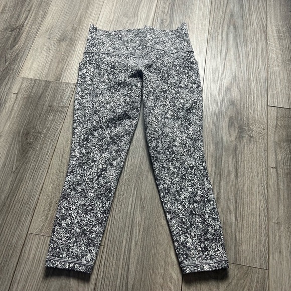 Athleta Salutation Stash Pocket II Textured 7/8 Tight Moonflower Black S - Picture 3 of 7